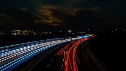 Langzeitbelichtung von Autos bei Dunkelheit um Lichtspuren zu fotografieren 