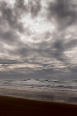 Obraz premium A beach with a dramatic cloudy sky