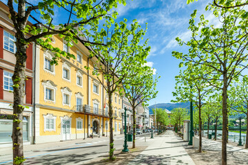 Österreich, Salzkammergut, Bad Ischl - Ebenseer Traunpromenade mit dem Hotel Austria und Allee aus Bäumen