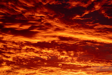 Dramatischer Himmel während des Sonnenaufgangs