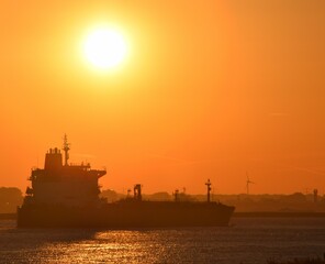 Obraz premium Bright sunset over ships at sea