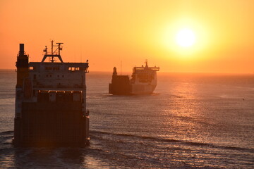 Obraz premium Bright sunset over ships at sea