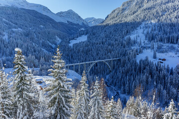 Eisenbahnbrücke in winterlicher Landschaft