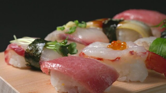 下駄の上に乗った美味しそうなお寿司
