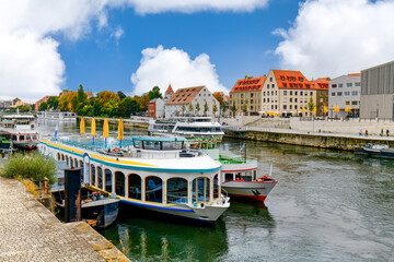 Fototapeta na wymiar Regensburg (Bayern) an der Donau mit Schifffahrt