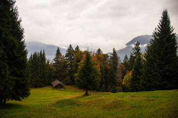 Einsame Hütte in Berglandschaft