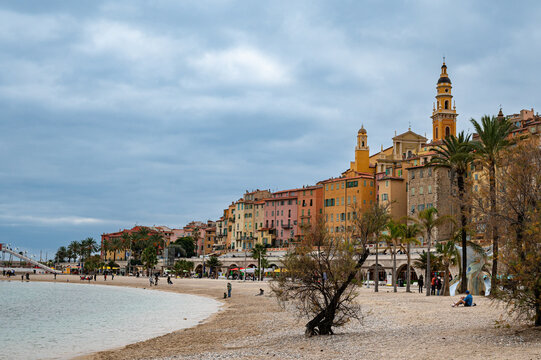 Photo de de la plage des sablettes avec en arri&egrave;re plan la vieille ville de Menton