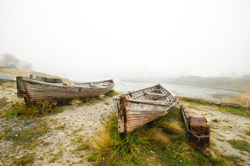 Fototapeta na wymiar Boats on the shore in the midst of the fog 