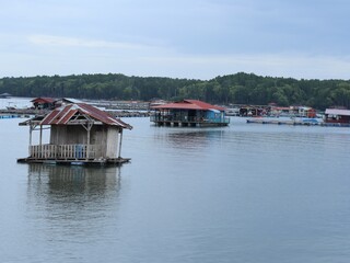 Obraz premium float chalet and fish farm on the river