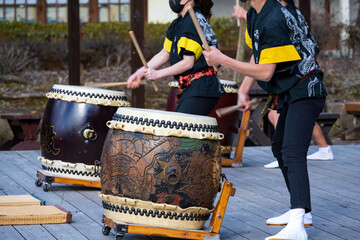 和太鼓を演奏するパフォーマー達