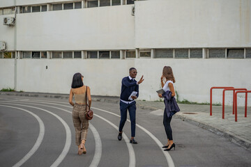 Obraz premium Giving high five to their business partner