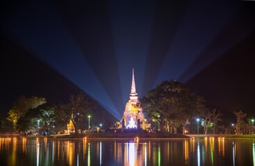 Obraz premium Sukhothai historical park, the old town of Thailand in 800 year ago in night time