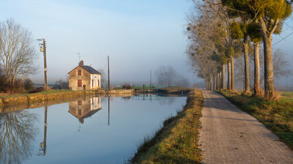 Fototapeta na wymiar Ecluse sur le canal de Bourgogne à Chassey, France, dans le département de la Côte-d'Or, en région Bourgogne Franche-Comté