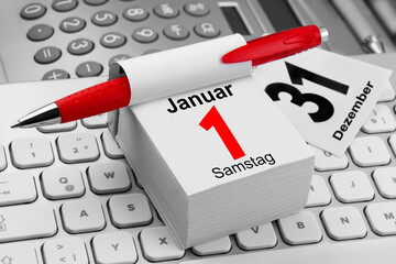 Deutscher Kalender Neujahr 2022  Samstag 1. Januar und PC Tastatur mit Rechner und Rotsift