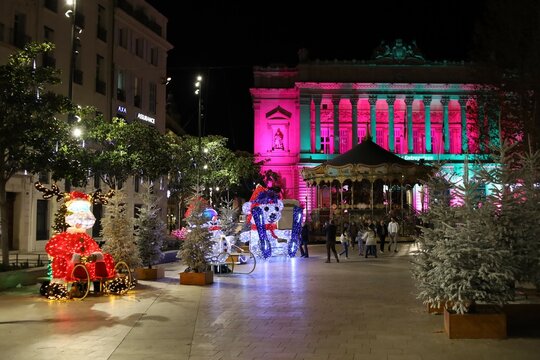 Fototapeta La place du Général de Gaulle la nuit, avec la Chambre de Commerce illuminée en arrière plan, ville de Marseille, département des Bouches du Rhône, France