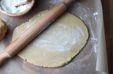 Pasta con il mattarello su fondo di legno. Direttamente sopra.