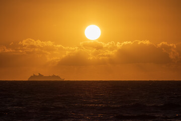 Crucero en un amanecer desde la playa