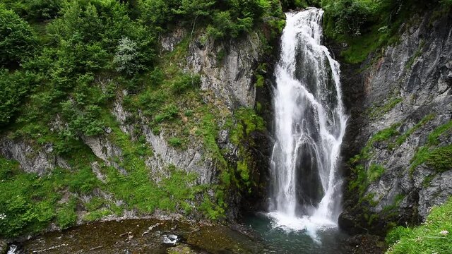 Picturesque waterfall in the mountains. (Sauth deth Pish)