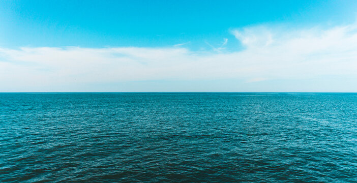 Paisaje de cielo y mar en el horizonte