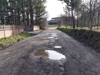 Baches y socavones en un camino rural de Galicia