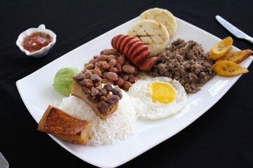 Bandeja paisa, comida tradicional de colombiana. Un delicioso plato para degustar en cualquier parte del país.