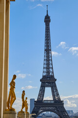 Fototapeta na wymiar La tour Eiffel place du trocadéro à Paris ciel bleu