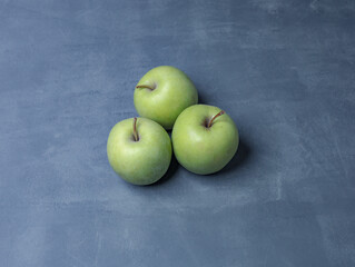 green apple golden on gray table - 478021733