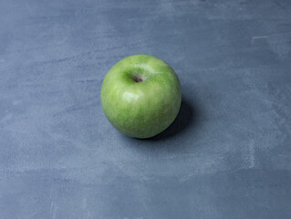green granny smith apple on gray table - 478021742