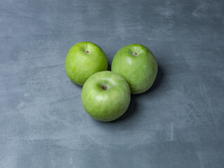 green granny smith apples on gray table - 478021797
