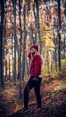 Jesienny portret kobiety w lesie - obrazy, fototapety, plakaty