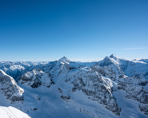Fototapeta premium Schneebedekte Berge in den Alpen