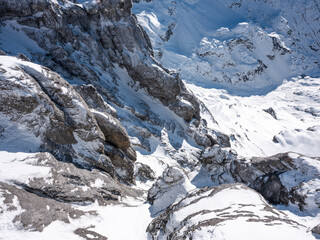 Schneebedekte Berge in den Alpen