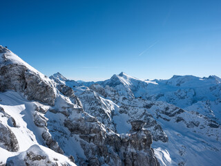 Schneebedekte Berge in den Alpen