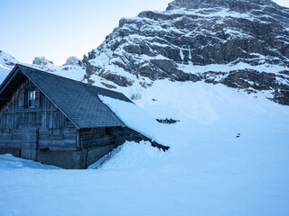 Schneebedekte Berge in den Alpen