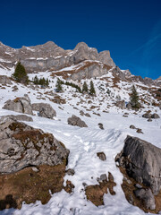 Fototapeta na wymiar Schneebedekte Berge in den Alpen