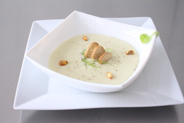 En Ecuador existe una gran cantidad de sopas tradicionales, la sopa es una preparación culinaria que consiste en un líquido con sustancia y sabor.