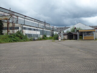 Fototapeta na wymiar Verlassene Fabrik, überwucherter Lost Place