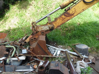 Baggerschaufel auf verlassener Baustelle