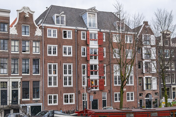 Obraz premium Row of ancient traditional Dutch townhouses at Prinsengracht canal in Amsterdam. Prinsengracht (Prince's Canal) named after the Prince of Orange. Amsterdam, the Netherlands.