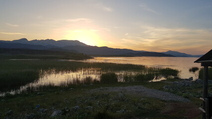 Fototapeta premium beautiful sunset view with lake and mountain