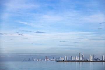 Obraz premium Panorama big city with skyscape and the sea . Background for pattaya city skyscape in thailand