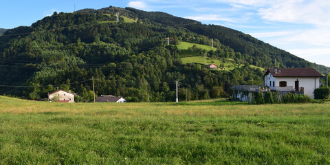 Fototapeta na wymiar Campos y prados verdes de montaña. 