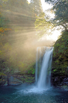 慈恩の滝と光芒 © Kinapi