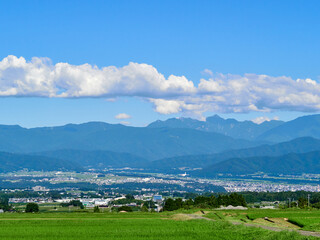 7月半ば（夏） 権兵衛トンネル入り口の数キロ手前から南アルプス方面を望む 長野県伊那市
