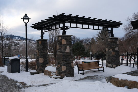 Snowy day in the aprk