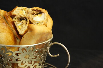 Empanadas chilenas rellenas con carne, pollo, huevo y vegetales