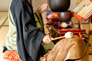 祈りを捧げる僧侶