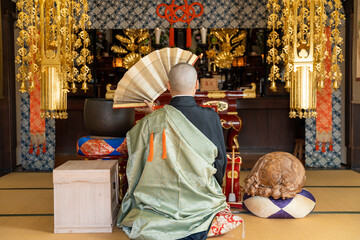 祈りを捧げる僧侶