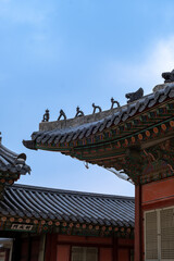 Fototapeta premium 처마끝에 올려져 있는 장식품