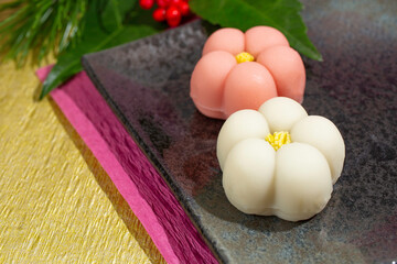 お正月用紅白の梅の練り切り（日本の白あんを使った伝統菓子）出世、開運などの意味の縁起物
